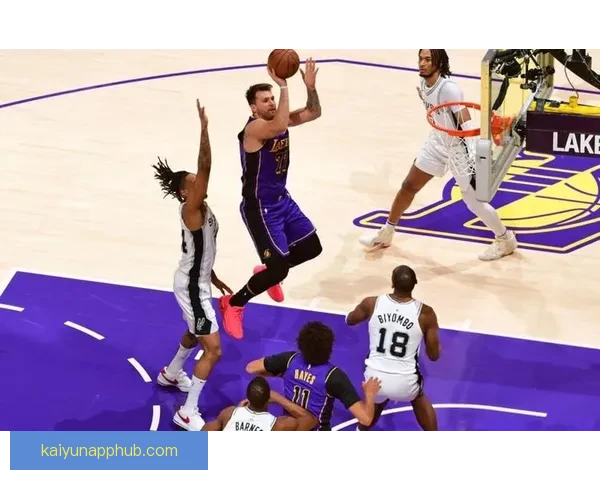 湖人迎战活塞前瞻东契奇带队冲击十连胜谁能接棒坎宁安